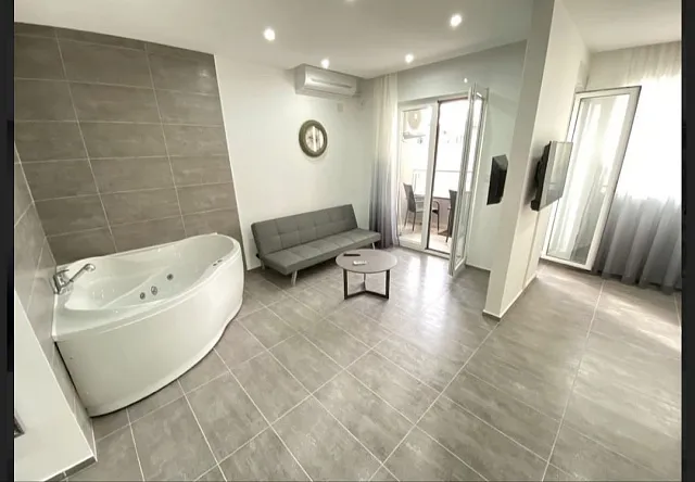 One-bedroom apartment with a jacuzzi in the living room, located in a modern building with an elevator — photo 8